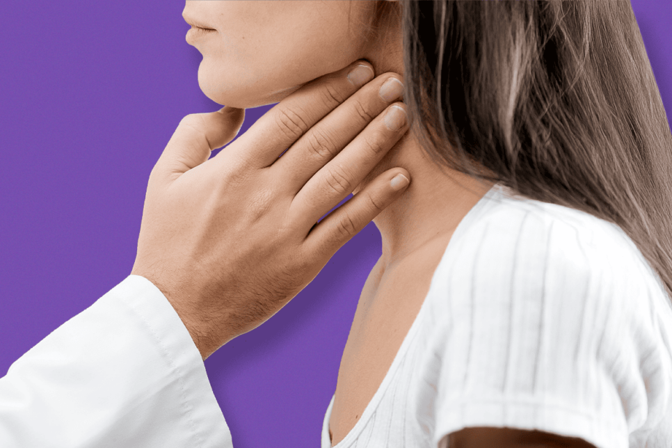 Perfil de mujer con mano de doctor sobre el cuello