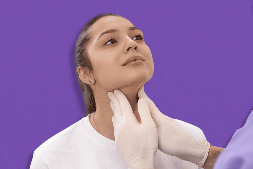 Mujer mirando hacia doctor. Manos de doctor sobre zona de tiroides