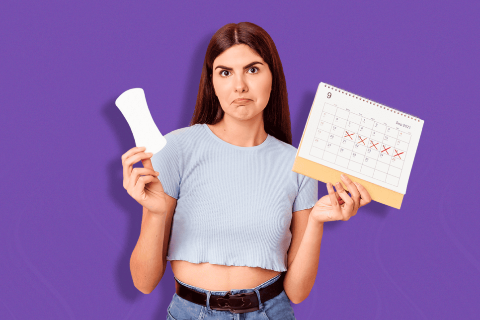 Mujer sosteniendo paño menstrual y calendario