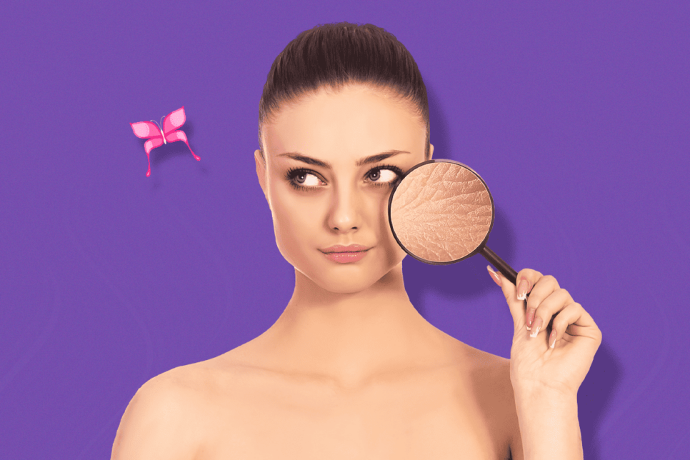Mujer sosteniendo lupa sobre su rostro con detalle en su piel