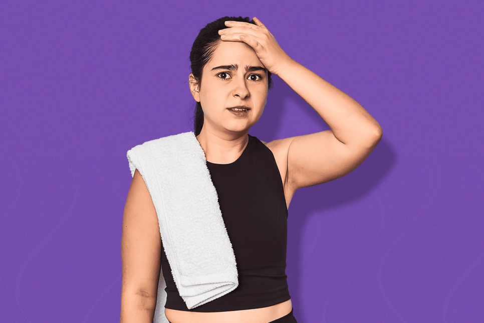 Mujer con gesto de agotamiento, con toalla sobrel el hombro