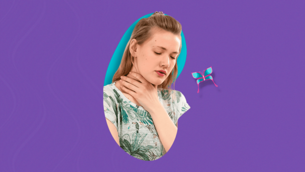 Mujer con señal de dolor y mano sobre la garganta