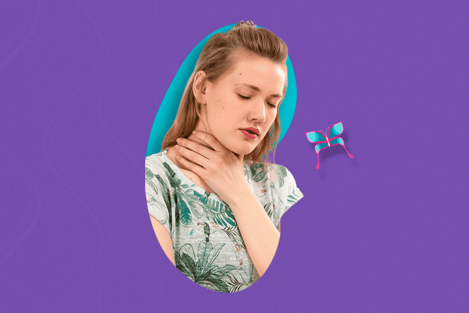 Mujer con señal de dolor y mano sobre la garganta