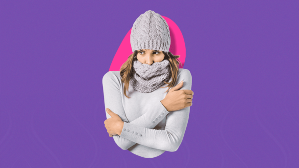 Mujer con abrigo mostrando sensación de frío