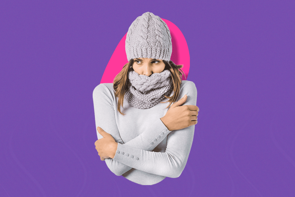 Mujer con abrigo mostrando sensación de frío