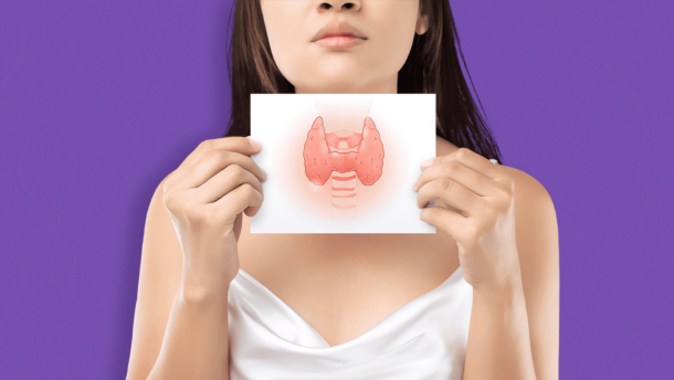 Mujer con papel de imagen de tiroides