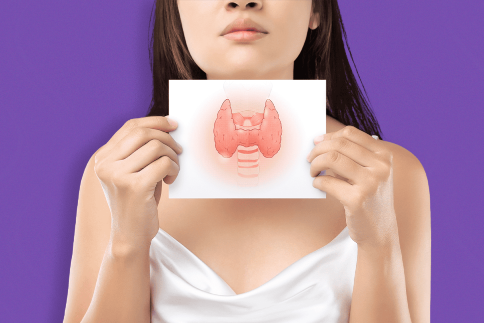 Mujer con papel de imagen de tiroides