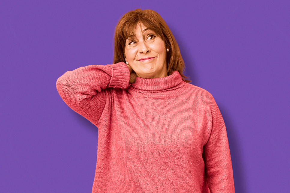 Mujer adulta tocandose la nuca con gesto de molestia