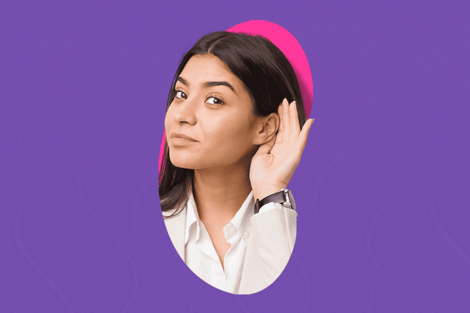 Mujer señalando su oreja